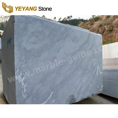 Natūralaus balto ir pilko marmuro akmens bloko karjeras